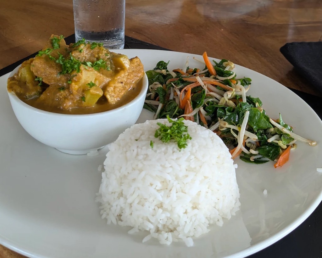 Vegetarian set plate at The Fat Frog: steamed rice, yellow curry in a small bowl and stir-fried greens with bean sprouts and carrot, Langkawi